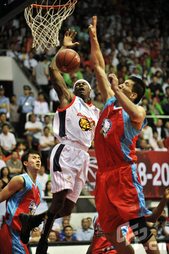 斑马队长，洛卡特利达成尤文生涯200场里程碑（洛卡特利迎来尤文生涯第200场里程碑）