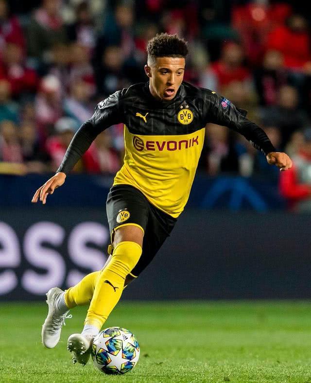 积雪已覆盖球场，加拿大联赛球员在雪战中完成潇洒倒钩得分（大雪封场，加拿大联赛球员雪中倒钩破门）