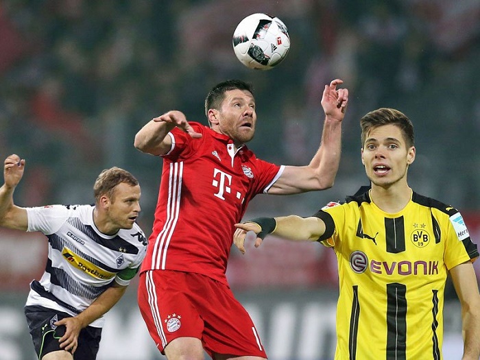 用力过猛！费尔斯强攻撞飞防守 被吹进攻犯规（费尔斯强硬突破撞倒防守者，遭判进攻犯规）