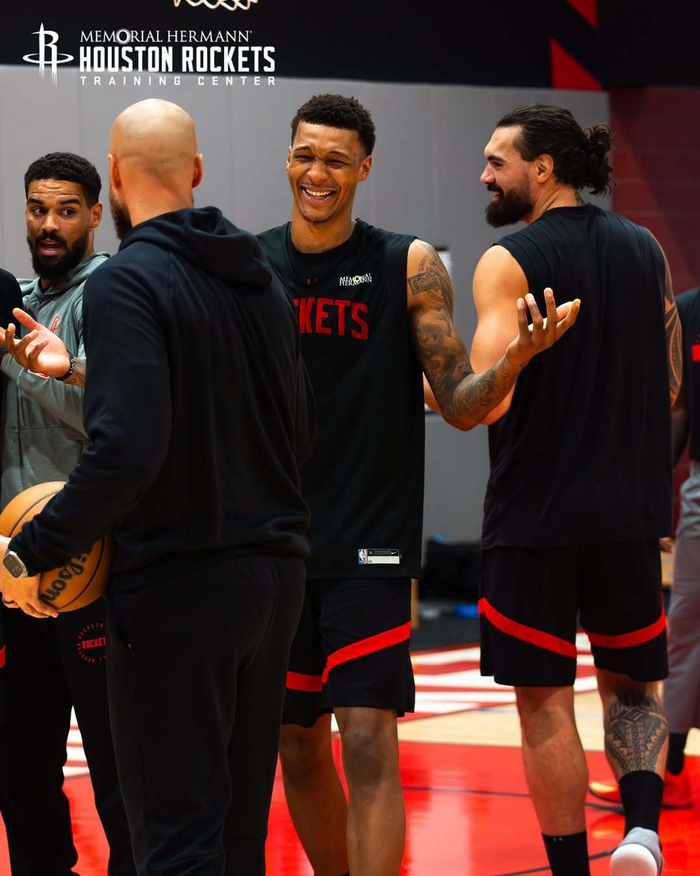 欧冠淘汰赛门票暴涨引发球迷抗议（欧冠淘汰赛票价飙升，球迷群起抗议）