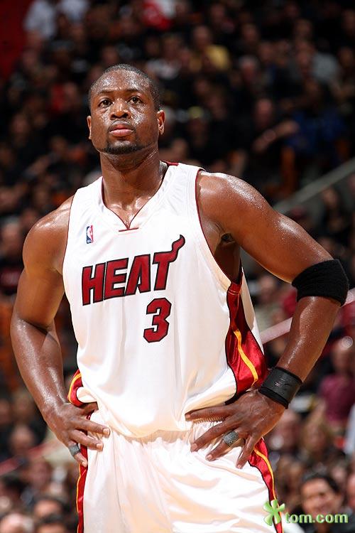 NBA漫谈｜球星送礼有多壕？东契奇送103辆电动车，詹姆斯给全队发装备（NBA趣谈：球星送礼有多豪横？东契奇豪赠103辆电动车，詹姆斯为全队配备装备）