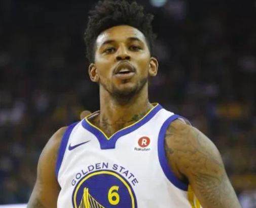 亚马尔被换下后不太高兴？弗里克打趣：下场我就让亚马尔替补（亚马尔被换后显不悦？弗里克笑称：下一场让他坐替补）