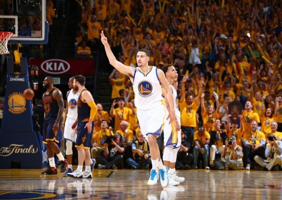 湖人詹姆斯关键三分锁定胜利（詹姆斯飙中制胜三分，湖人锁定胜局）