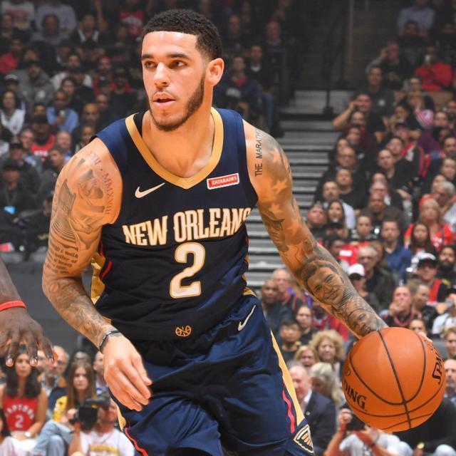 阿贾克斯客场4-2逆转卡拉巴克，收获本赛季欧冠首胜（阿贾克斯客场上演4-2逆转力克卡拉巴克，斩获赛季欧冠首胜）